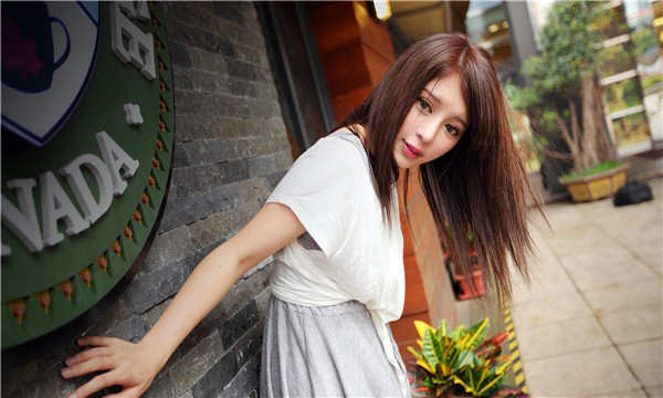 吉利想找一个女性生孩子给报酬-｛找个女人生孩子多少钱｝